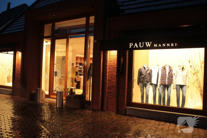 Kelder van modezaak onder water