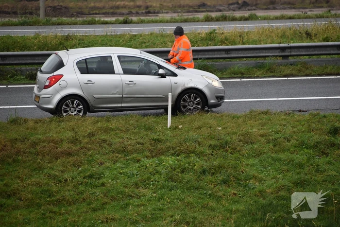 Automobilist verliest macht over stuur en belandt in berm