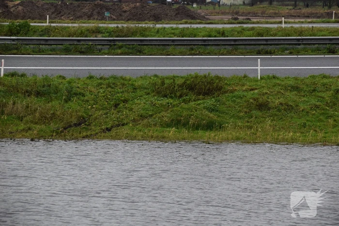 Automobilist verliest macht over stuur en belandt in berm