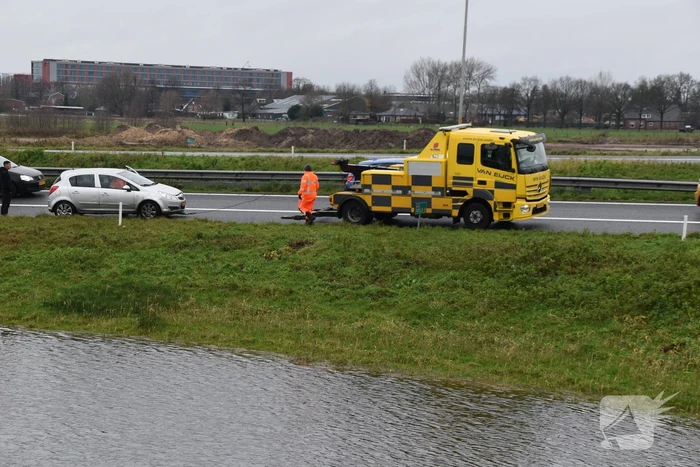 Automobilist verliest macht over stuur en belandt in berm