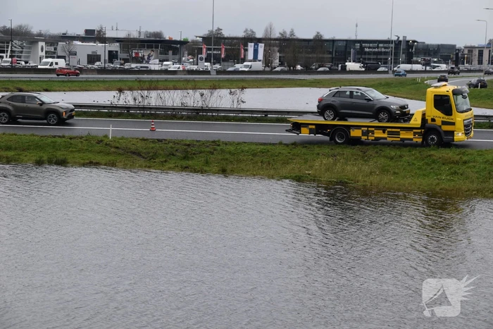 Automobilist verliest macht over stuur en belandt in berm