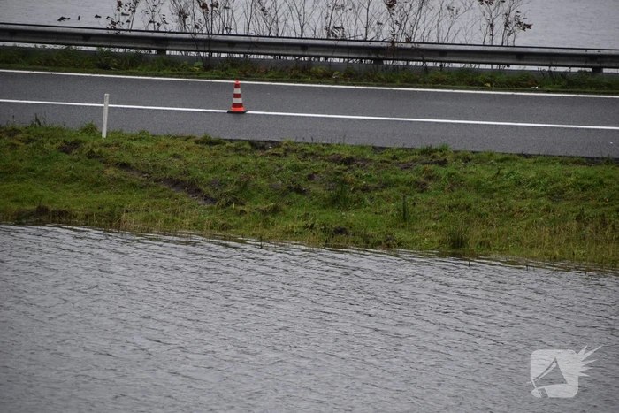 Automobilist verliest macht over stuur en belandt in berm