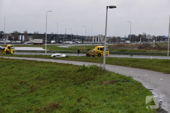 Automobilist verliest macht over stuur en belandt in berm