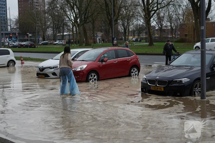 Hoofdwaterleiding gesprongen winkel dreigt onder te lopen