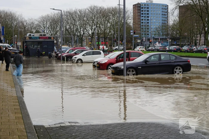 Hoofdwaterleiding gesprongen winkel dreigt onder te lopen