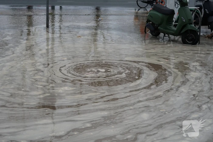 Hoofdwaterleiding gesprongen winkel dreigt onder te lopen