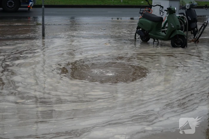 Hoofdwaterleiding gesprongen winkel dreigt onder te lopen