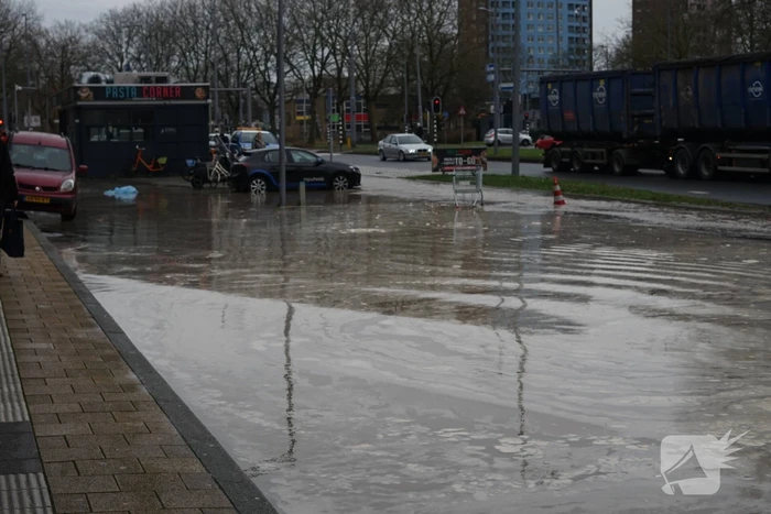 Hoofdwaterleiding gesprongen winkel dreigt onder te lopen