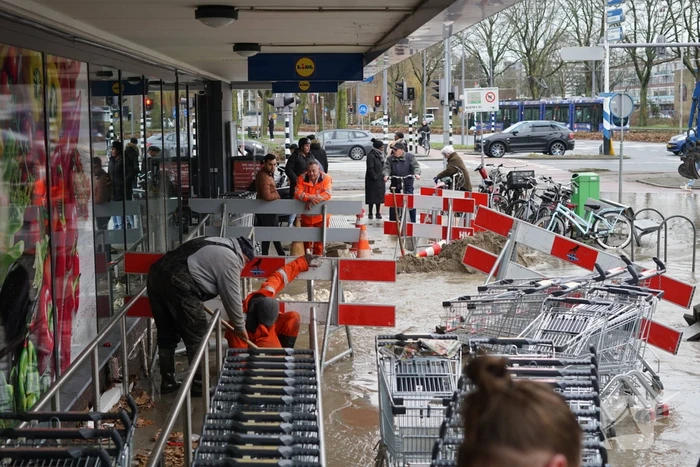 Hoofdwaterleiding gesprongen winkel dreigt onder te lopen