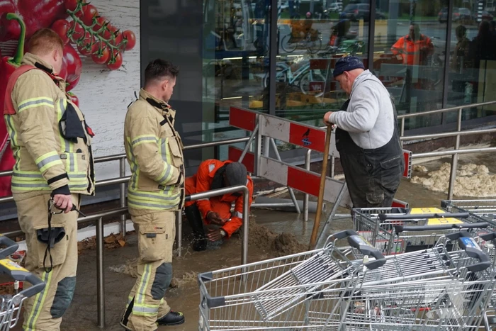 Hoofdwaterleiding gesprongen winkel dreigt onder te lopen