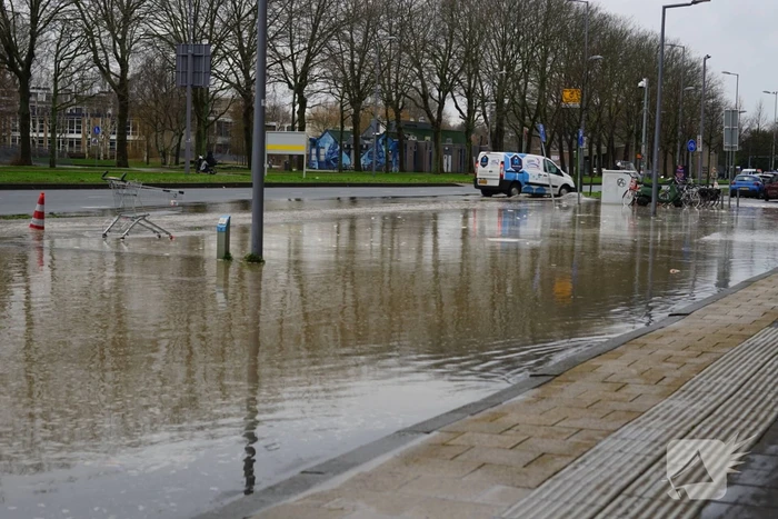 Hoofdwaterleiding gesprongen winkel dreigt onder te lopen