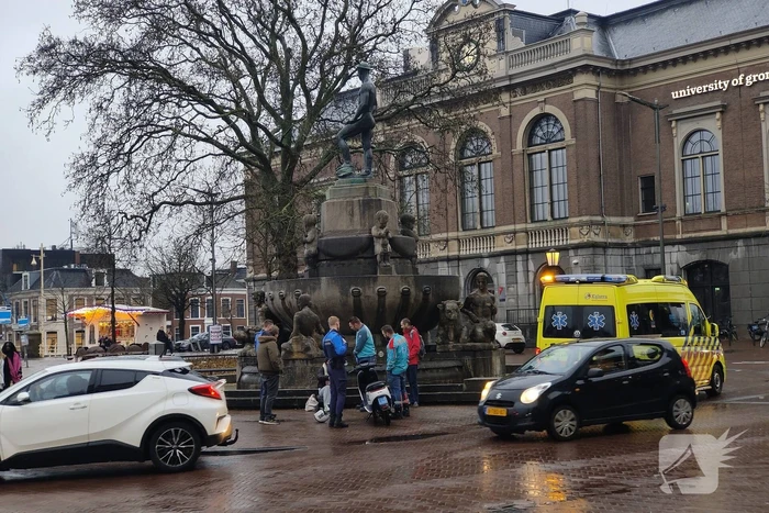 Scooterrijder en automobilist in botsing