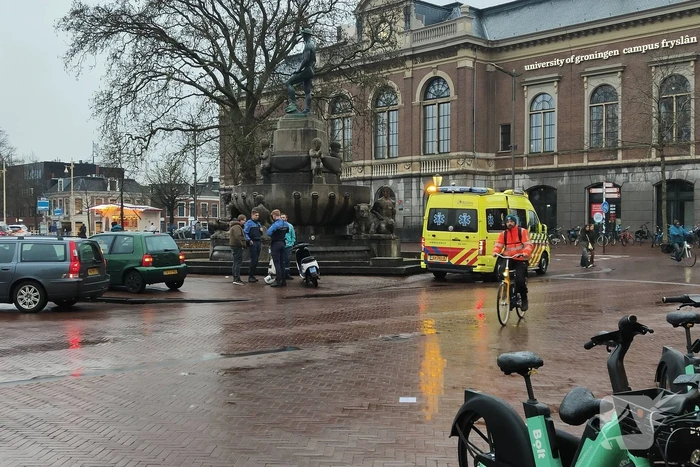 Scooterrijder en automobilist in botsing