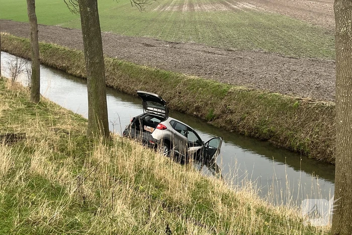 Automobilist ramt verkeersbord en raakt te water