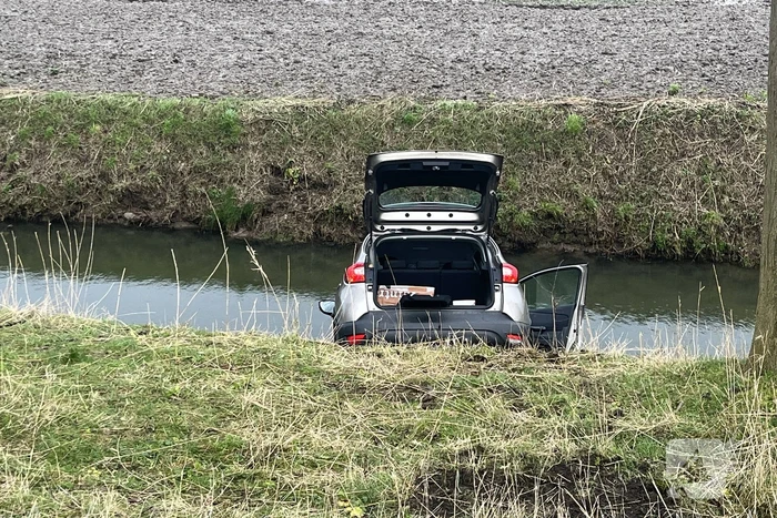Automobilist ramt verkeersbord en raakt te water