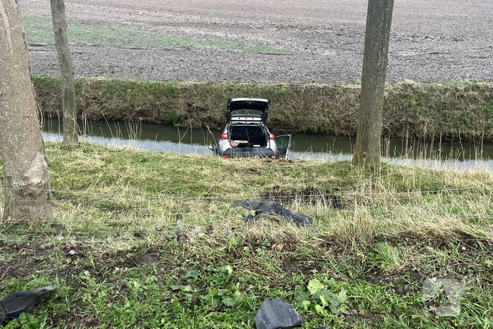Automobilist ramt verkeersbord en raakt te water