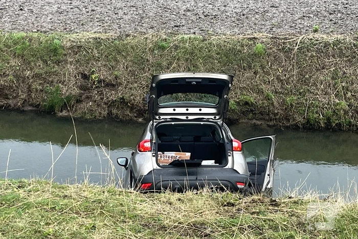 Automobilist ramt verkeersbord en raakt te water