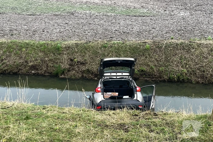 Automobilist ramt verkeersbord en raakt te water