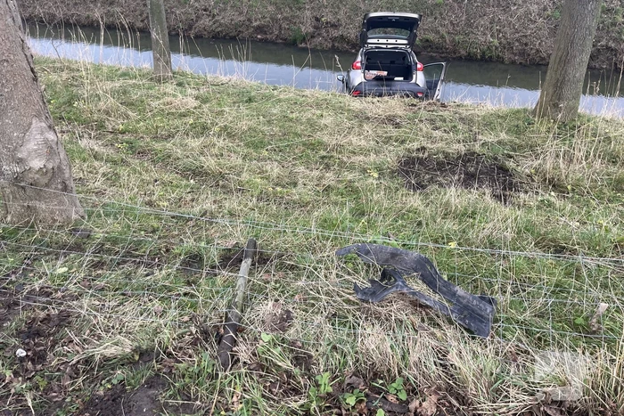 Automobilist ramt verkeersbord en raakt te water
