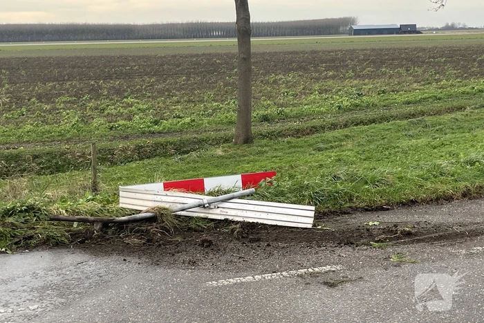 Automobilist ramt verkeersbord en raakt te water