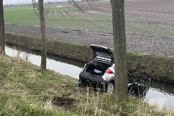 Automobilist ramt verkeersbord en raakt te water