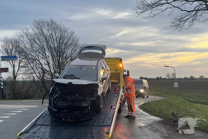 Automobilist ramt verkeersbord en raakt te water