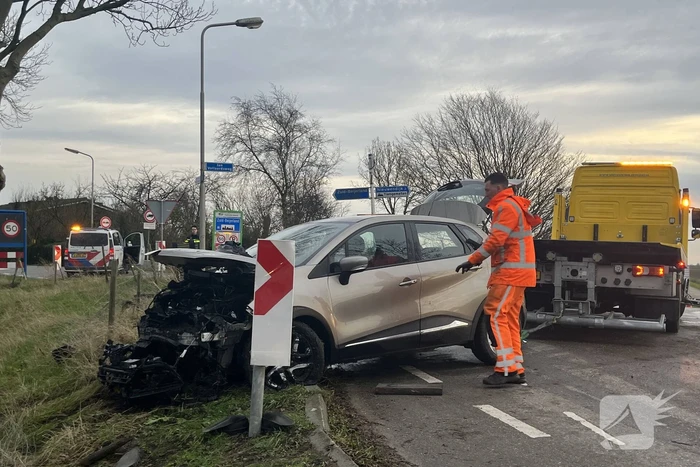 Automobilist ramt verkeersbord en raakt te water