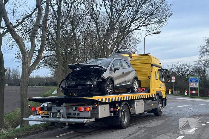 Automobilist ramt verkeersbord en raakt te water