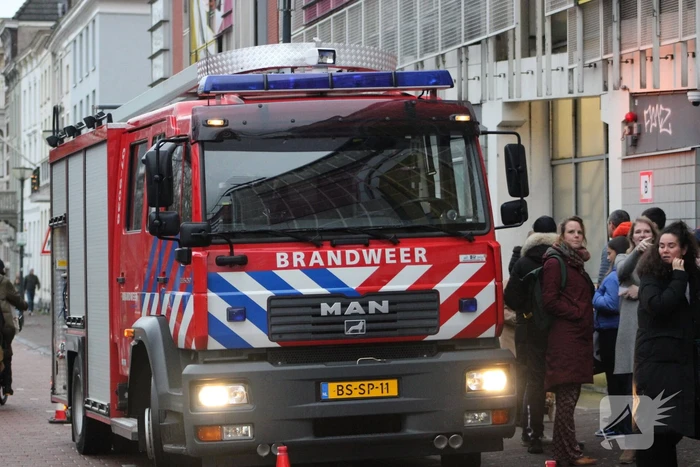Rokende auto in parkeergarage