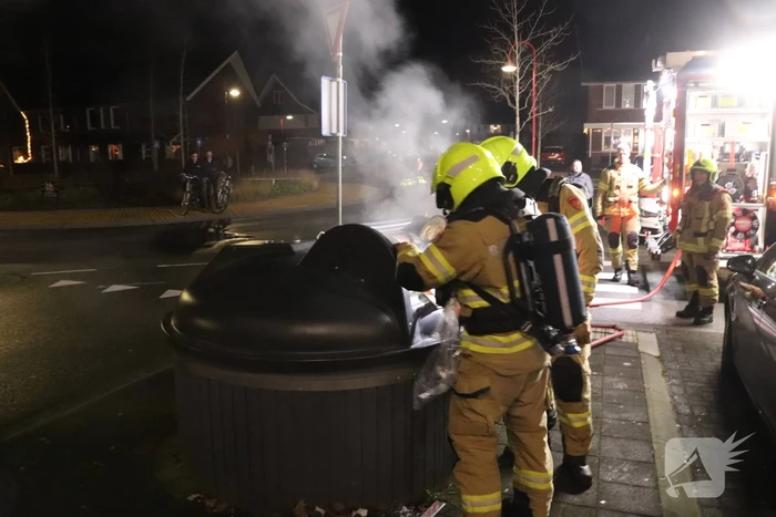 Brandweer dooft containerbrand