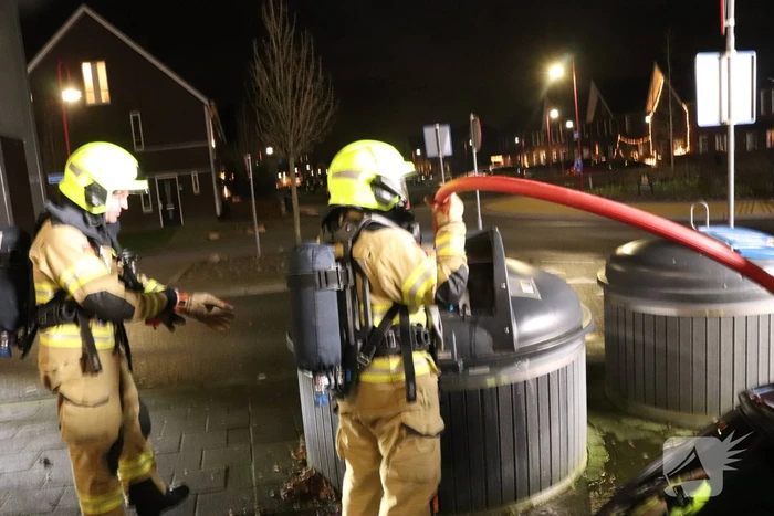 Brandweer dooft containerbrand