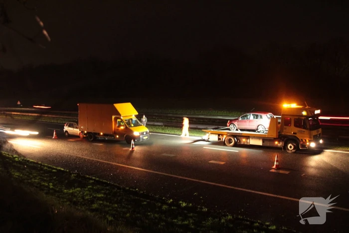 Snelweg afgesloten na kop-staartbotsing