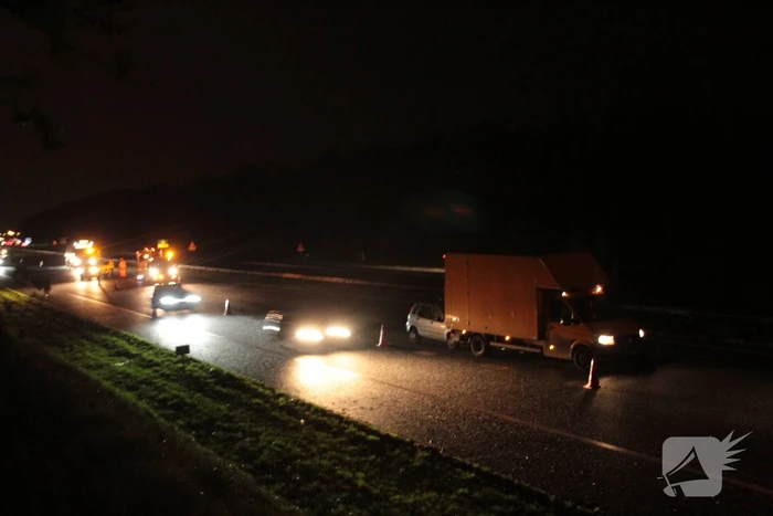 Snelweg afgesloten na kop-staartbotsing
