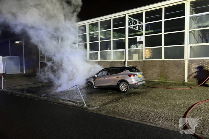 Brandweer blust voertuigbrand