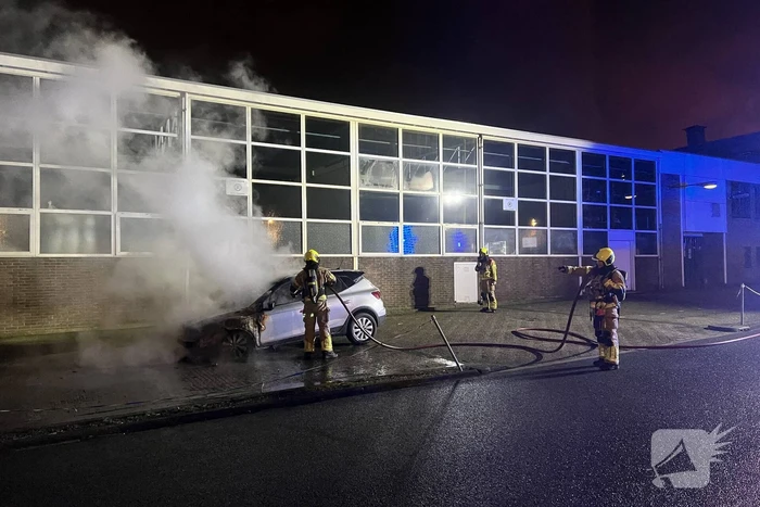 Brandweer blust voertuigbrand