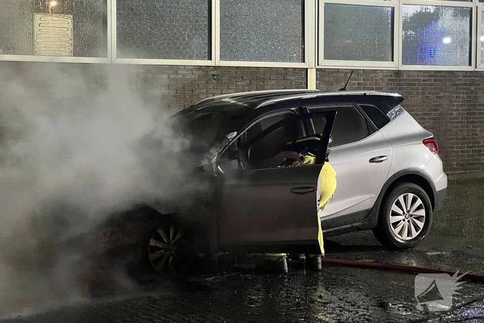 Brandweer blust voertuigbrand