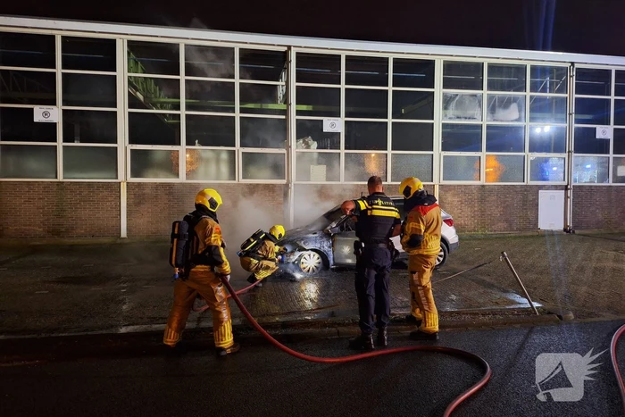 Brandweer blust voertuigbrand