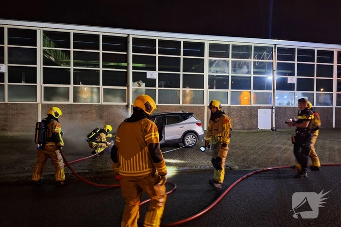 Brandweer blust voertuigbrand