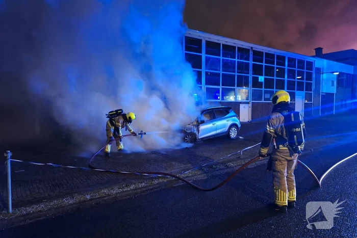 Brandweer blust voertuigbrand