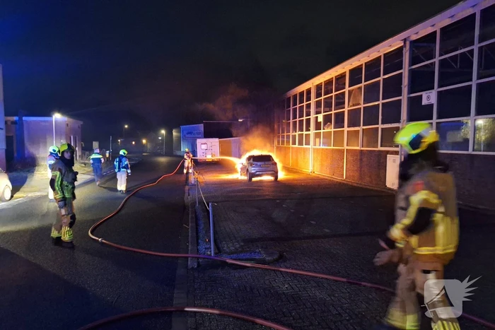 Brandweer blust voertuigbrand