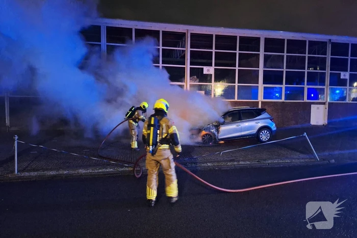 Brandweer blust voertuigbrand