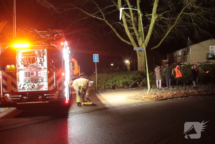 Auto vliegt uit de bocht en belandt in tuin