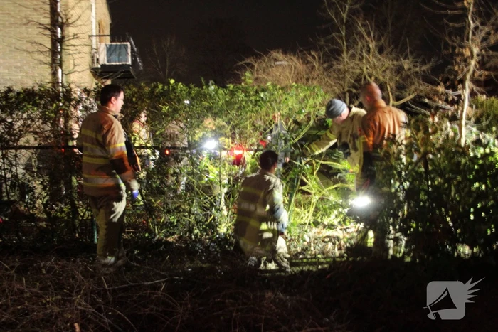 Auto vliegt uit de bocht en belandt in tuin