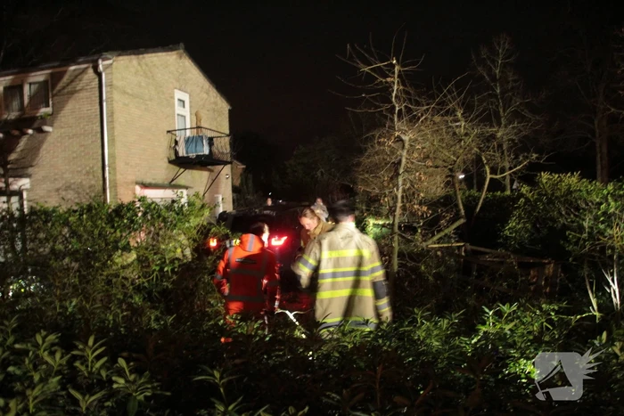 Auto vliegt uit de bocht en belandt in tuin