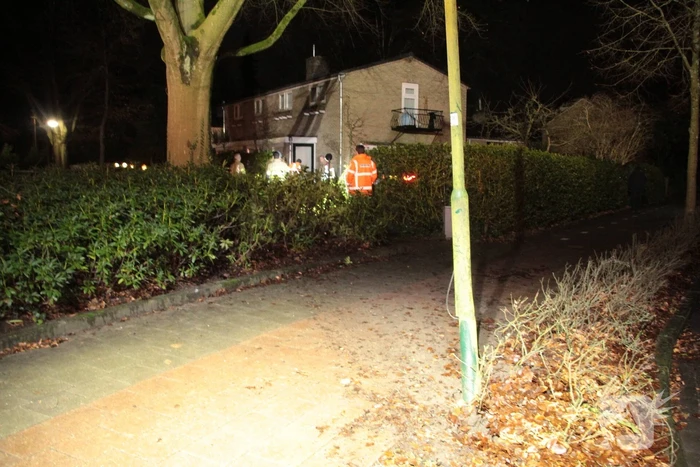 Auto vliegt uit de bocht en belandt in tuin
