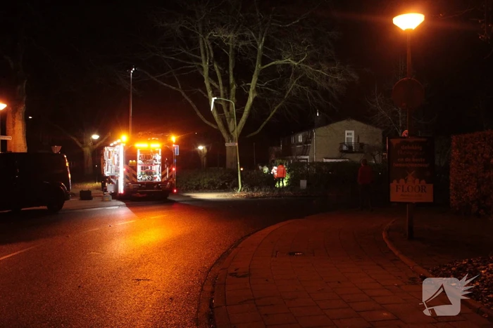 Auto vliegt uit de bocht en belandt in tuin