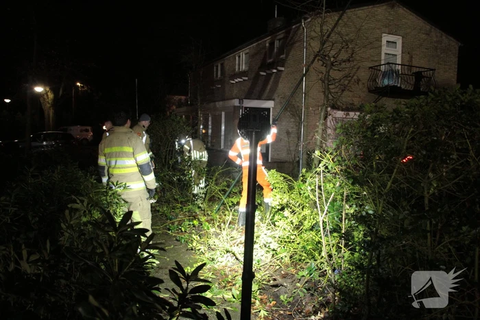 Auto vliegt uit de bocht en belandt in tuin