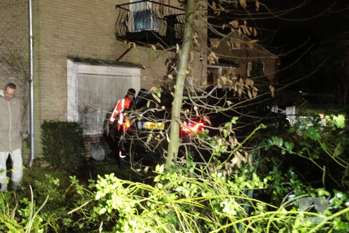 Auto vliegt uit de bocht en belandt in tuin
