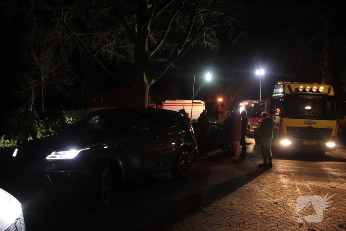 Auto vliegt uit de bocht en belandt in tuin