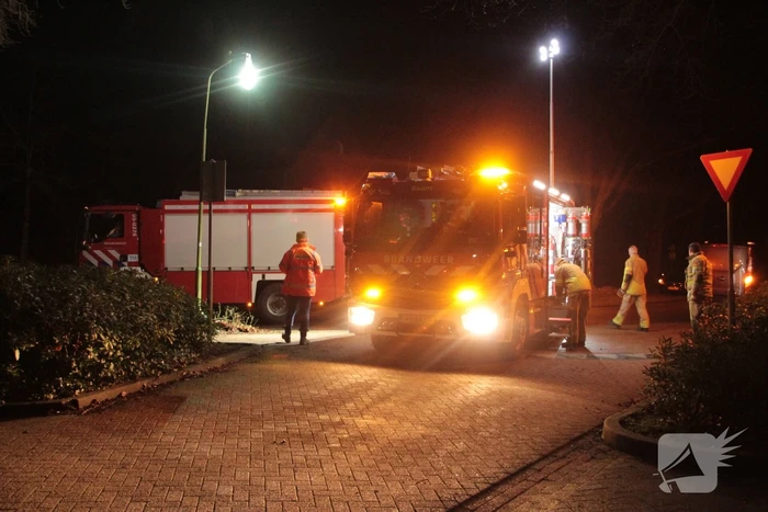 Auto vliegt uit de bocht en belandt in tuin